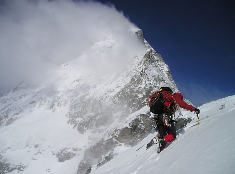 Rock_climbing_ice_mountain_seen_in_the_city