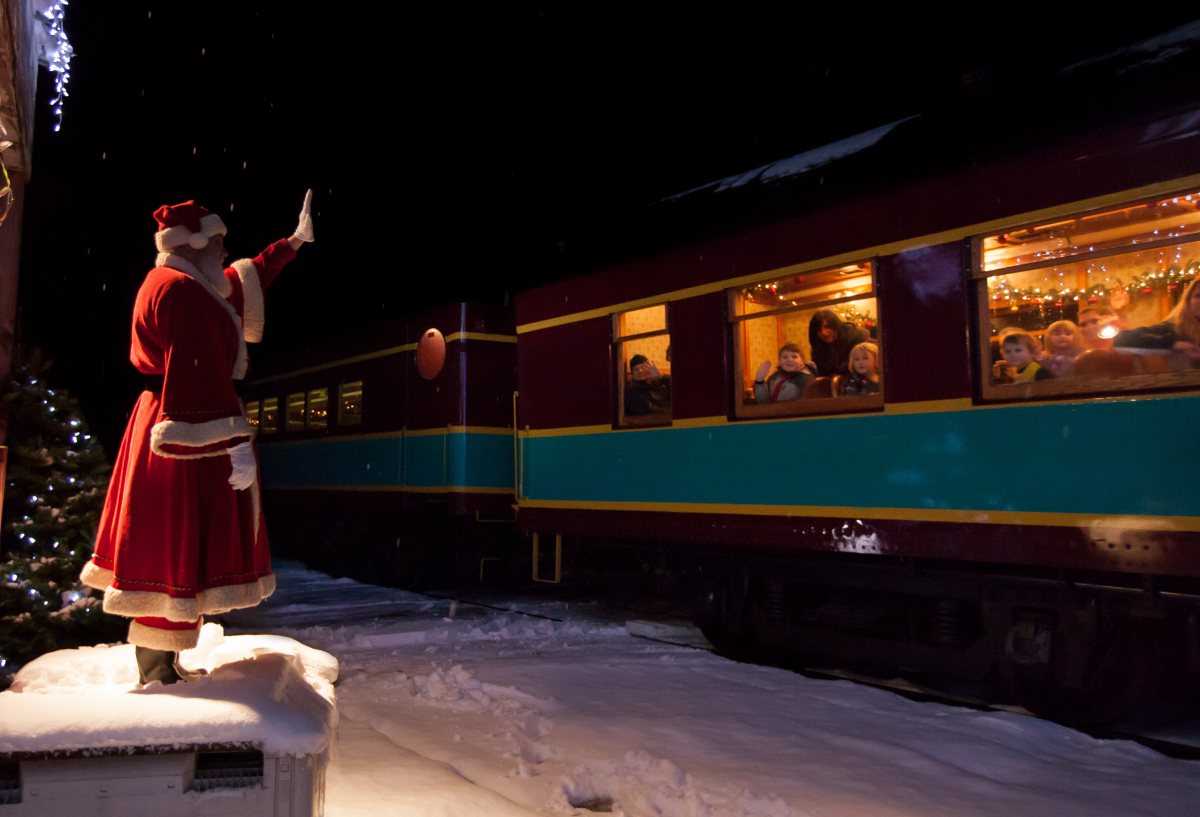 Christmas train. Полярный экспресс Санта Клаус. Полярный экспресс мультфильм Санта Клаус. Полярный экспресс поезд. Полярный экспресс 2.