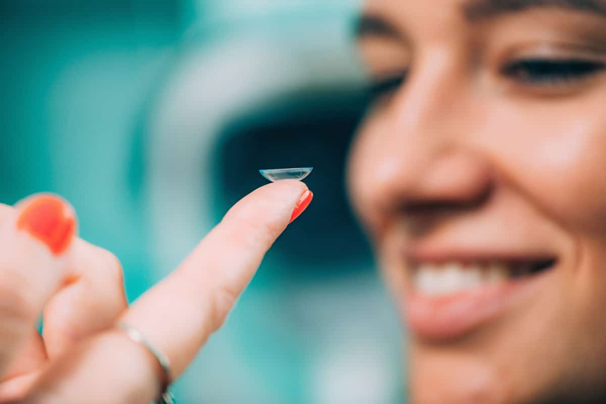 How to avoid common problems with contact lenses