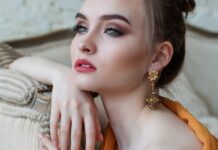 Wear Contact Lenses with Makeup