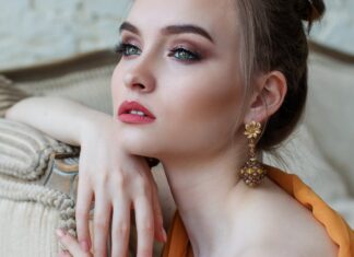 Wear Contact Lenses with Makeup